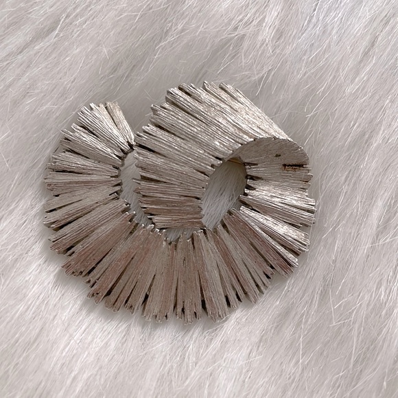 Vintage Trifari brooch - Picture 1 of 5